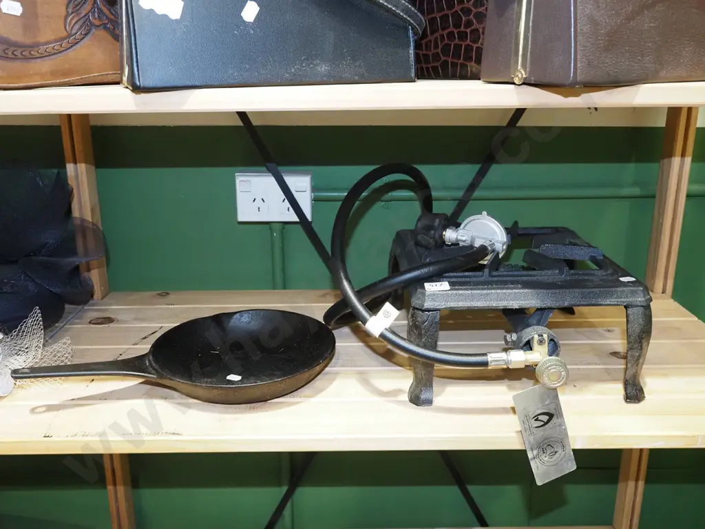 gas burner, cast iron frying pan Image 1++