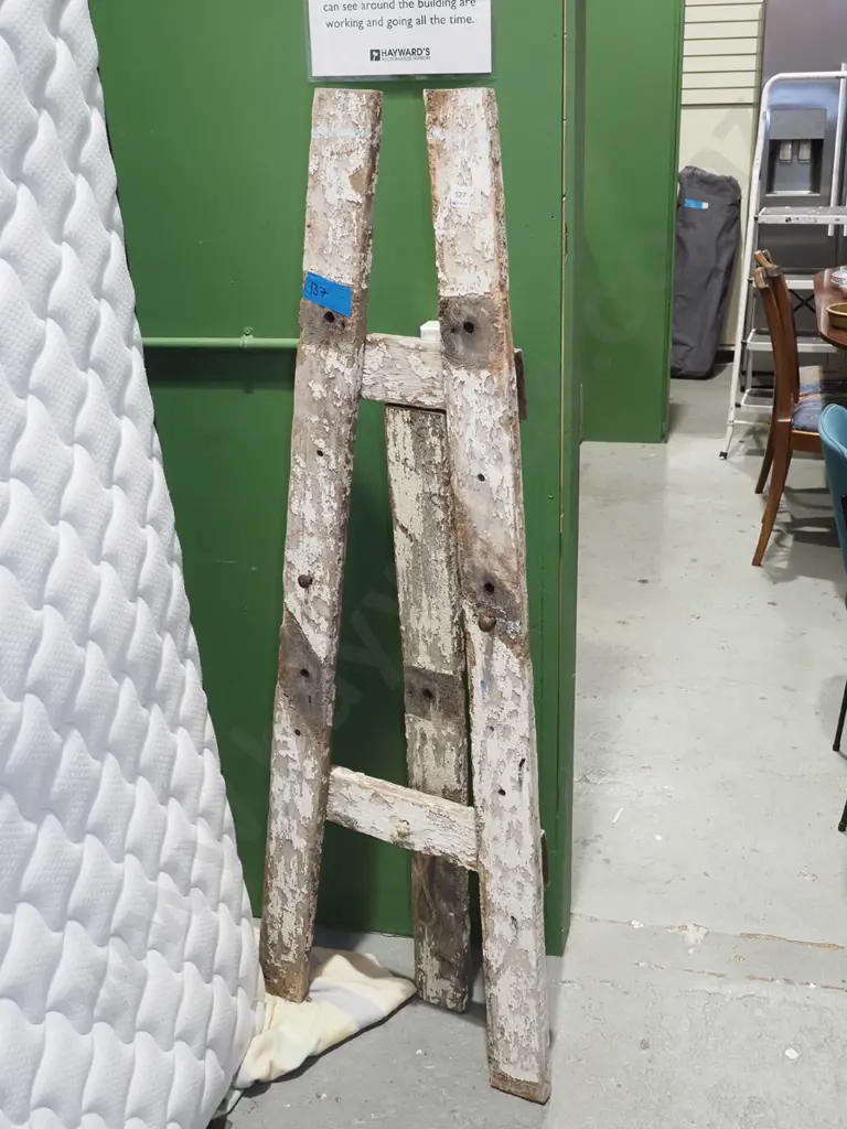 rustic wooden easel H1540 Image 1++