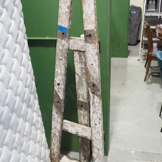 rustic wooden easel H1540