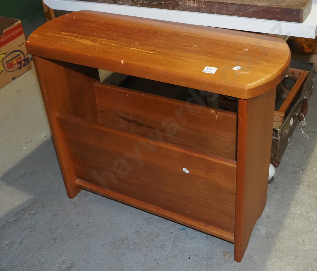 solid rimu end table/magazine rack W660 Image 1++
