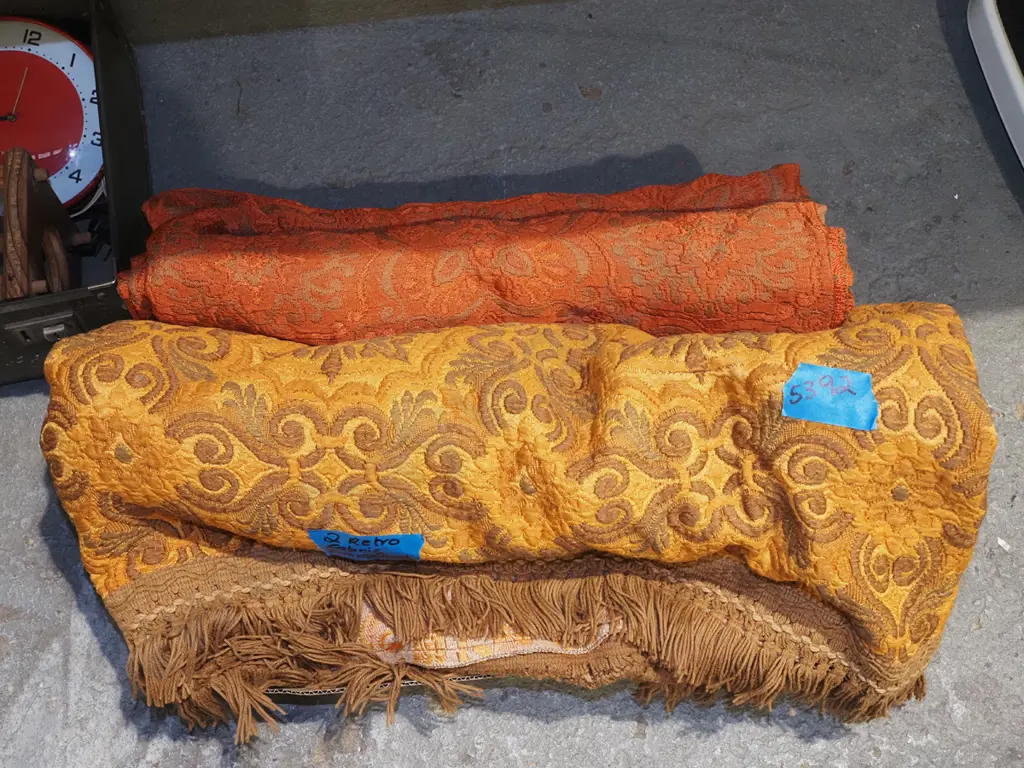 2x retro fabric bedspreads Image 1++