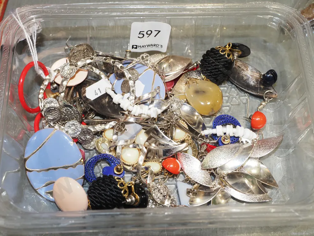tray of costume jewellery Image 1++