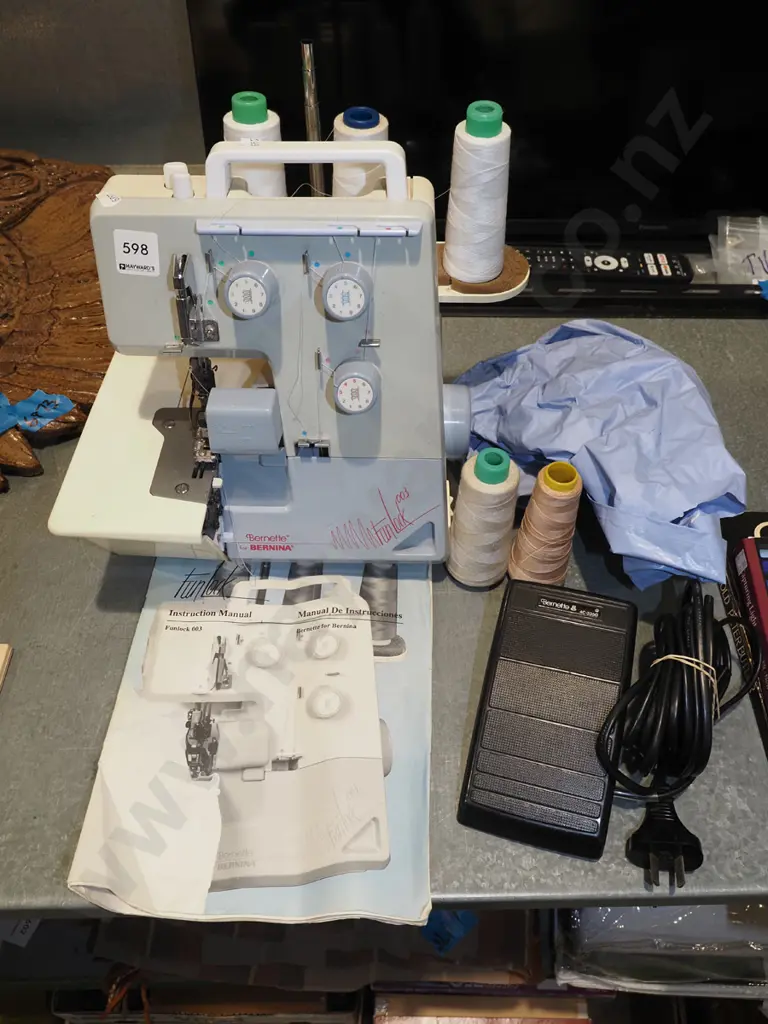 Bernina 3 spool overlocker Image 1++
