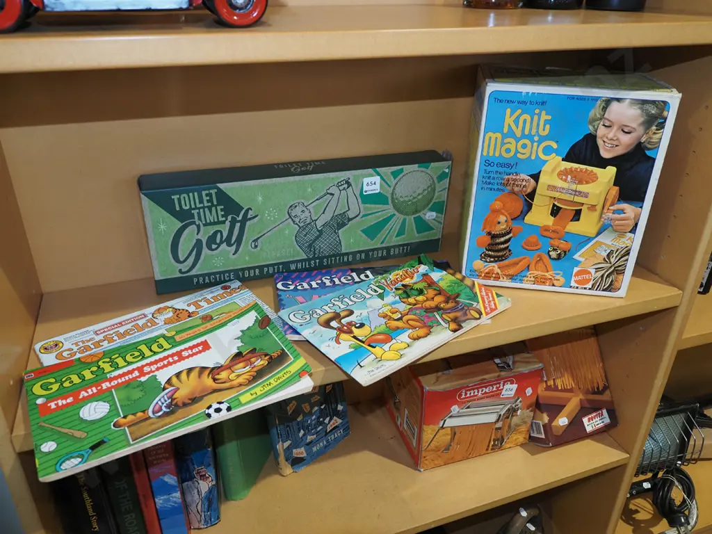 Toilet Time golf set, Garfield books, Knit Magic kit Image 1++