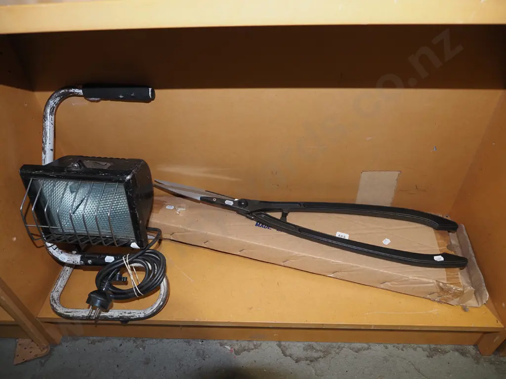 pair of long handled hedge trimmers, halogen work light Image 1++