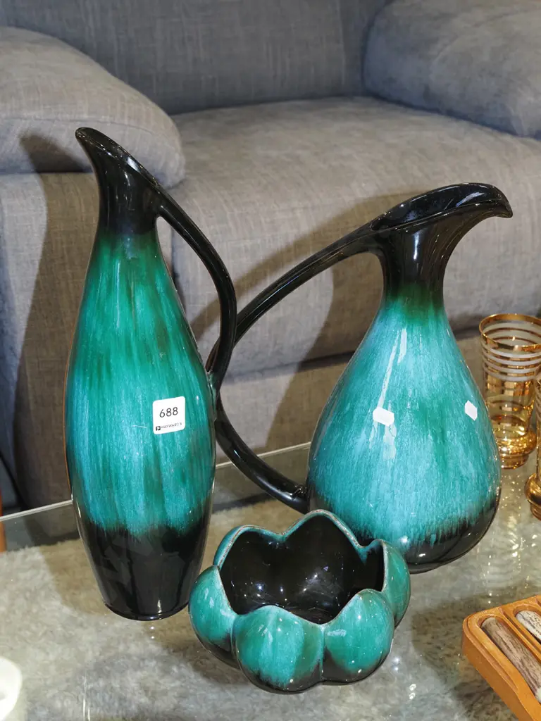 2x Blue Moutain ewer vases, lotus bowl H400 Image 1++