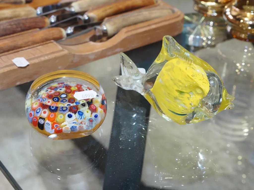 art glass fish, paper weight Image 1++