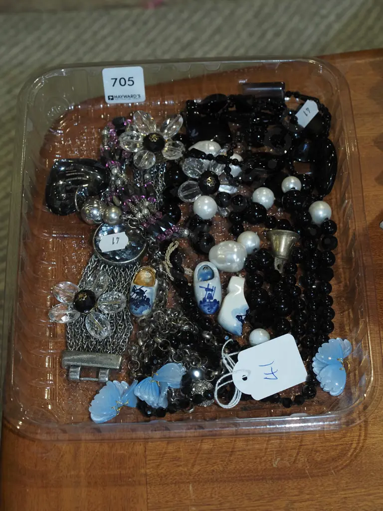 tray of costume jewellery Image 1++