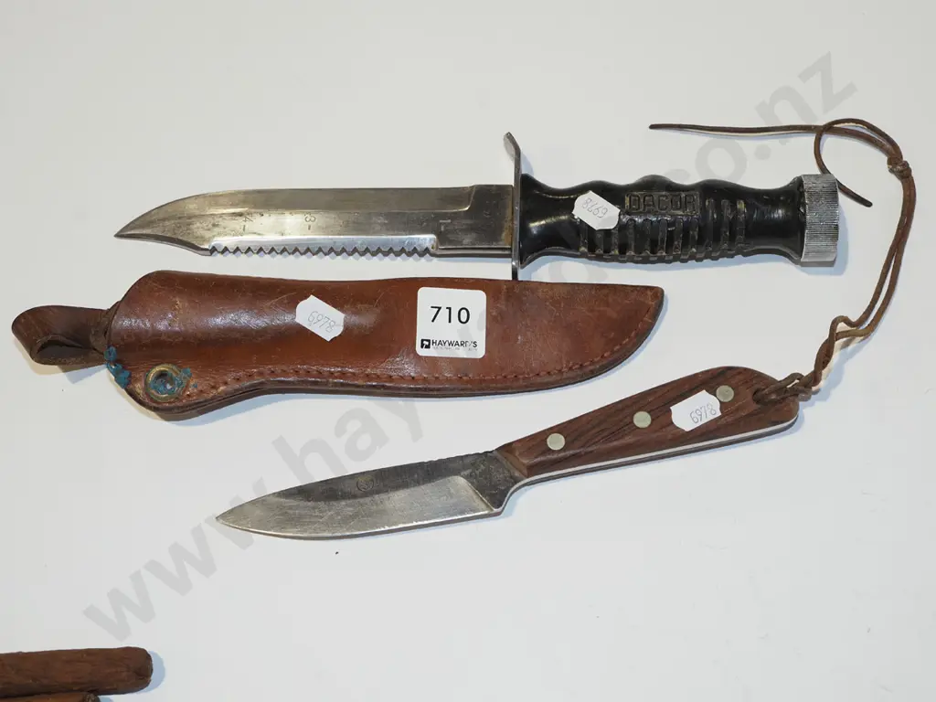 2 knives & 1 leather sheath Image 1++