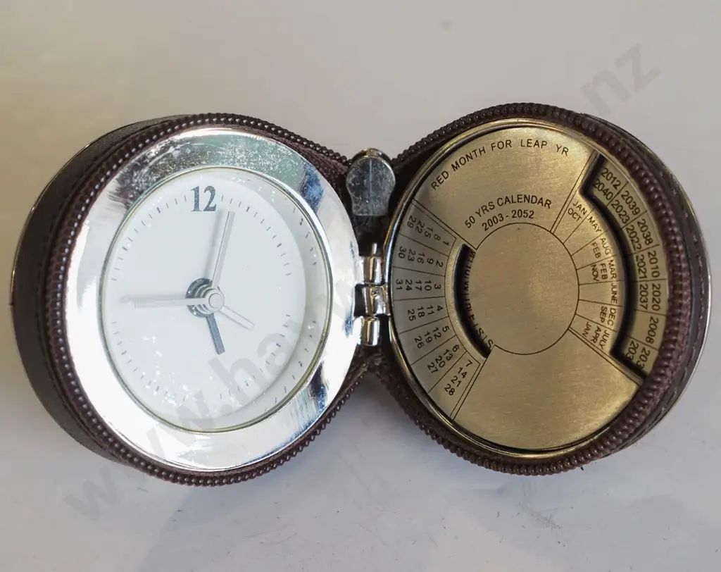 Small travel clock with perpetual calendar Image 1++