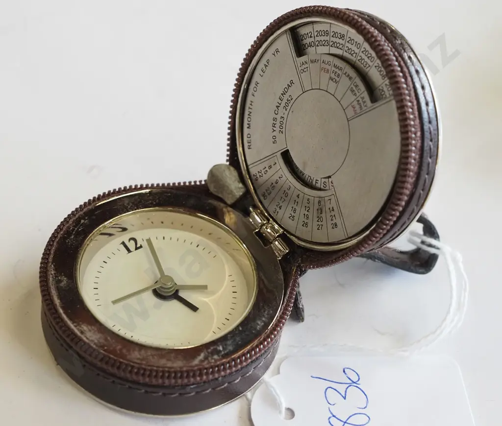 Small travel clock with perpetual calendar Image 1++