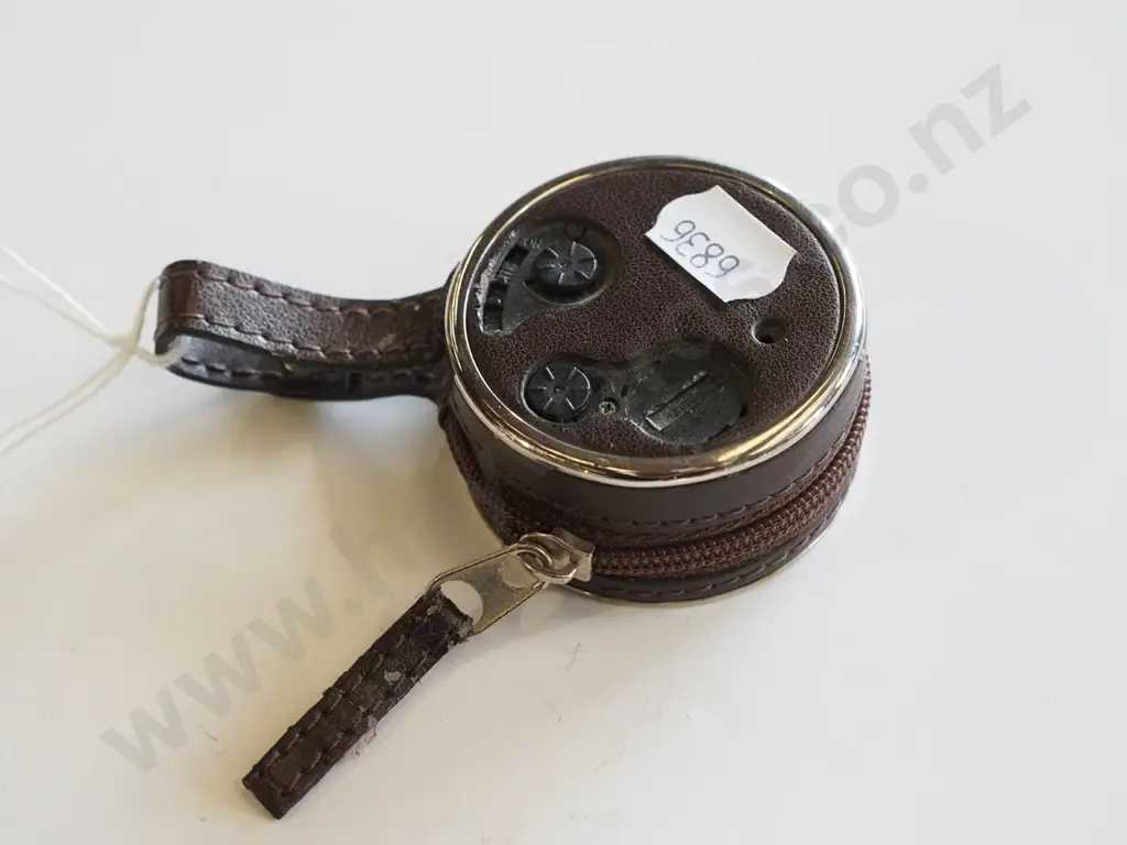 Small travel clock with perpetual calendar Image 1++