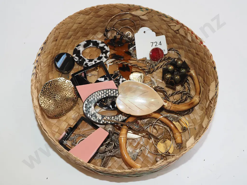 tray of costume jewellery Image 1++
