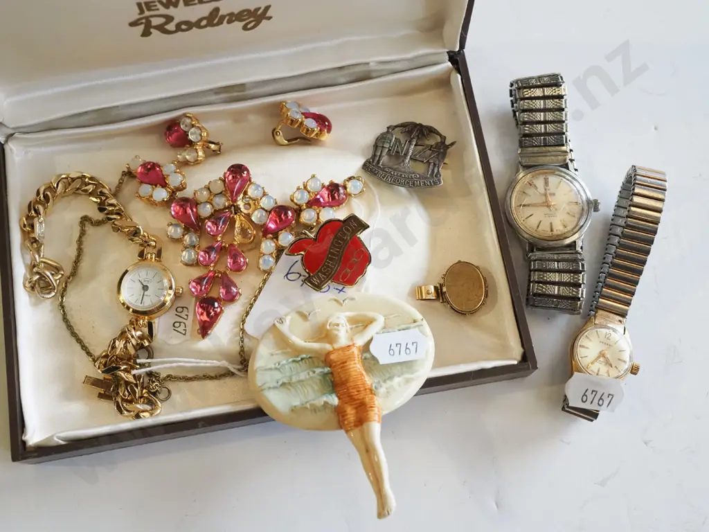tray of costume jewellery Image 1++