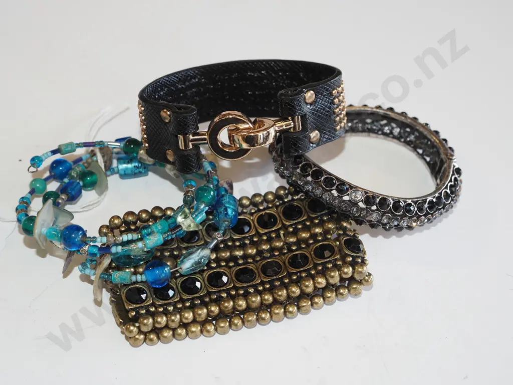 4x costume jewellery bracelets Image 1++