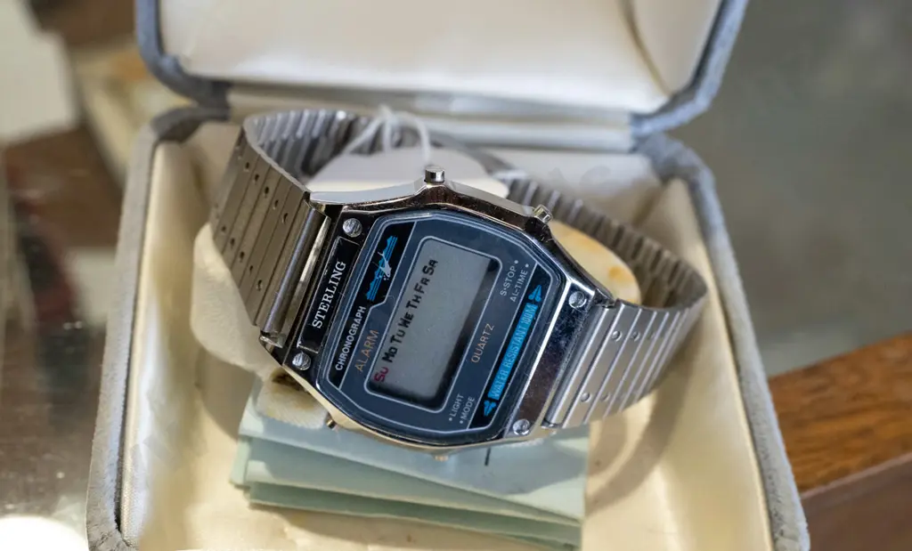quartz digital watch Image 1++