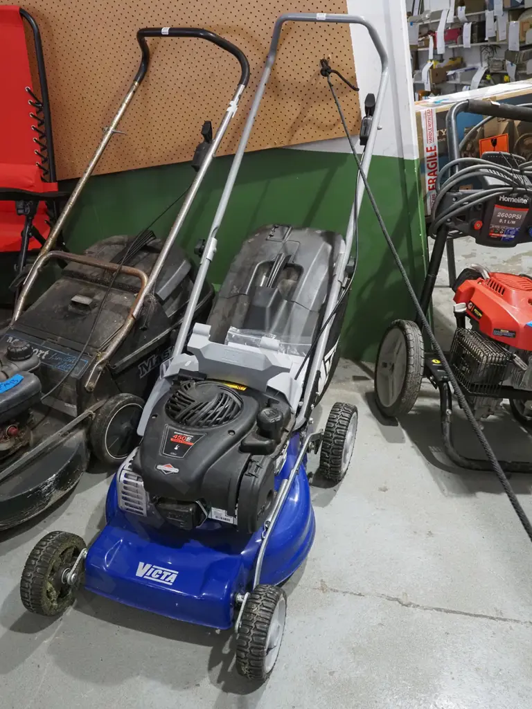 Victa 4 stroke motor mower Image 1++