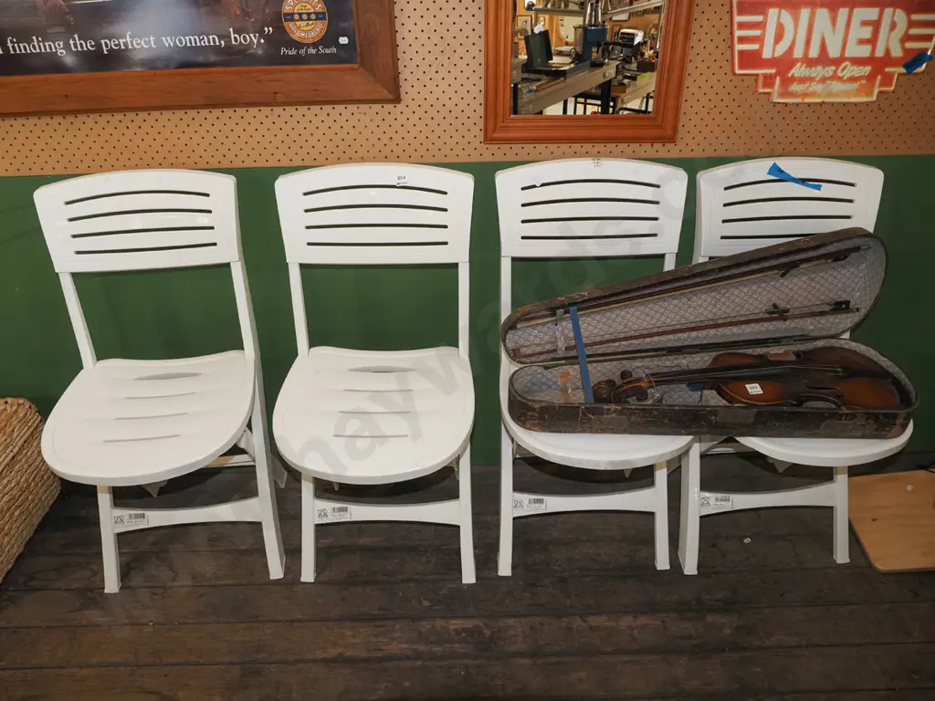 4x white plastic foldaway chairs Image 1++