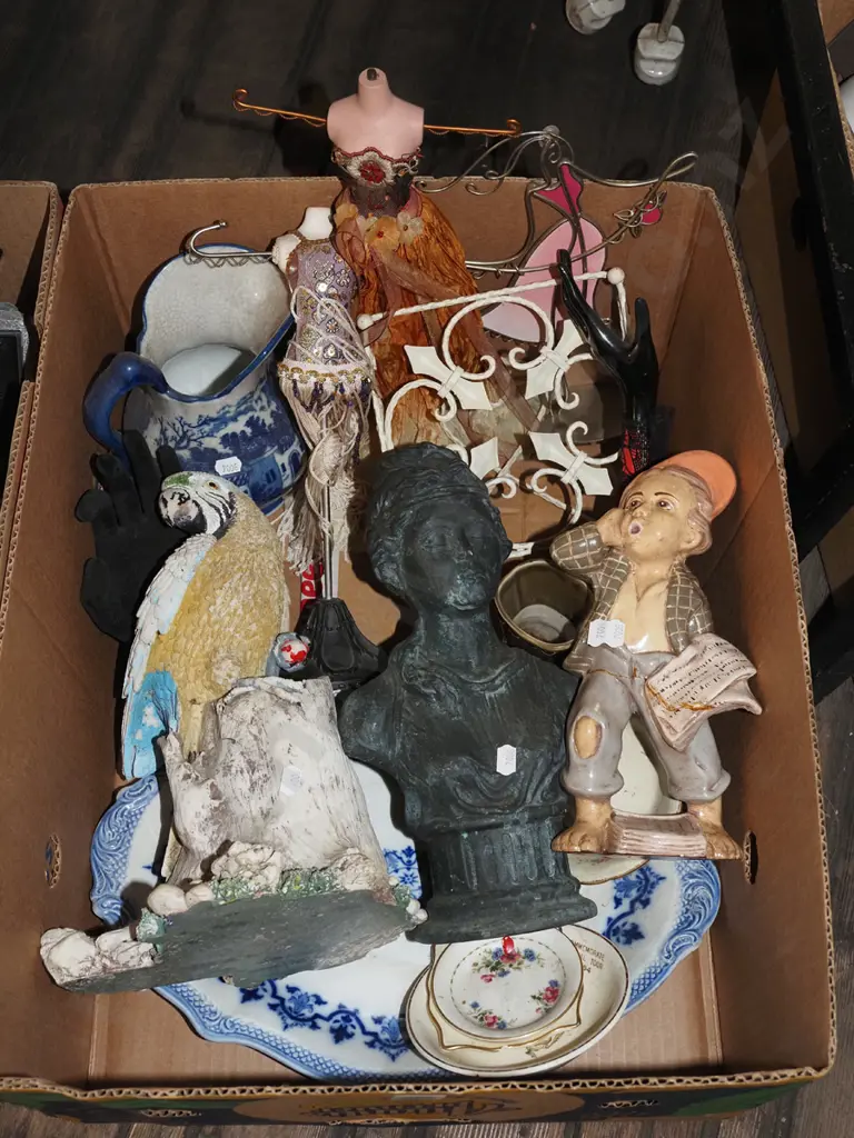 box; figurines, jug, ashet etc Image 1++
