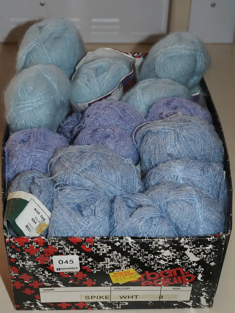 box; knitting yarns Image 1++