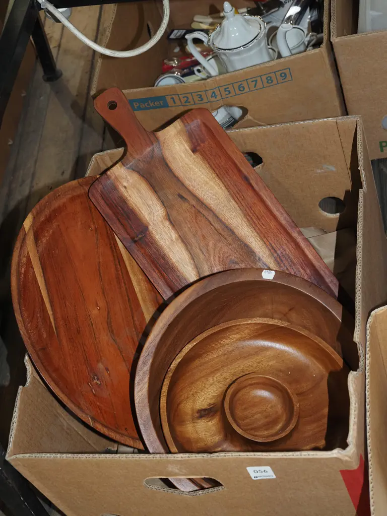 box; wooden bowls, trays Image 1++