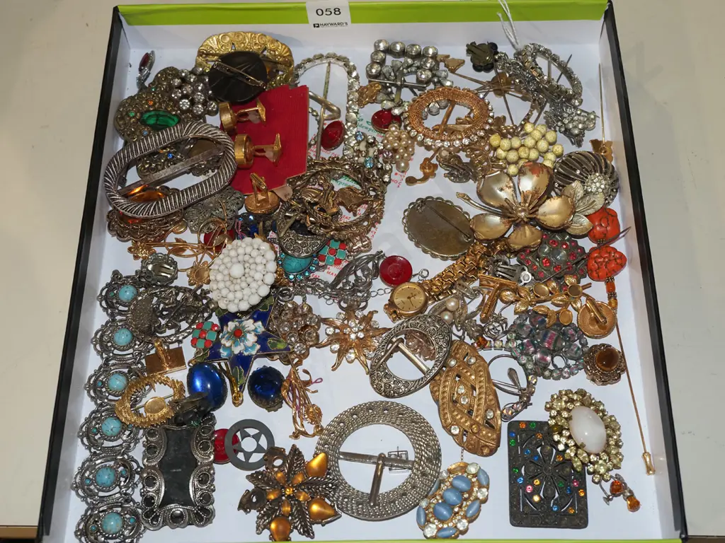 box of costume jewellery Image 1++