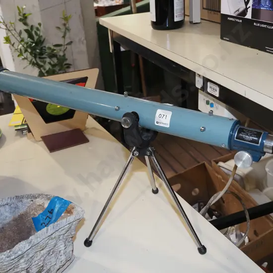 telescope on tripod L620