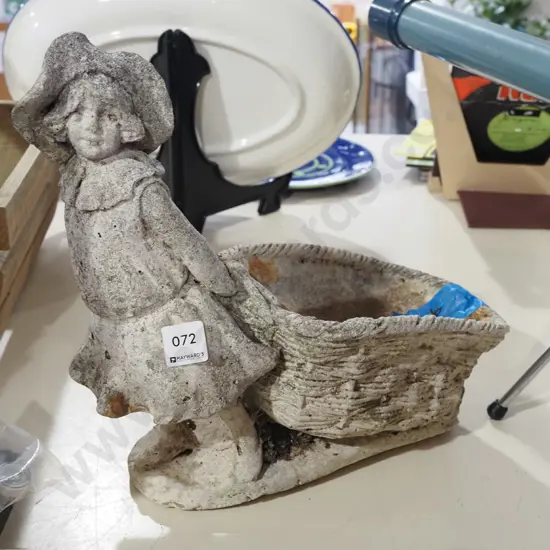 concrete ornament/planter - girl and basket H320