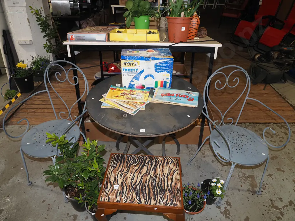 metal foldaway outdoor table and 2 chairs Image 1++
