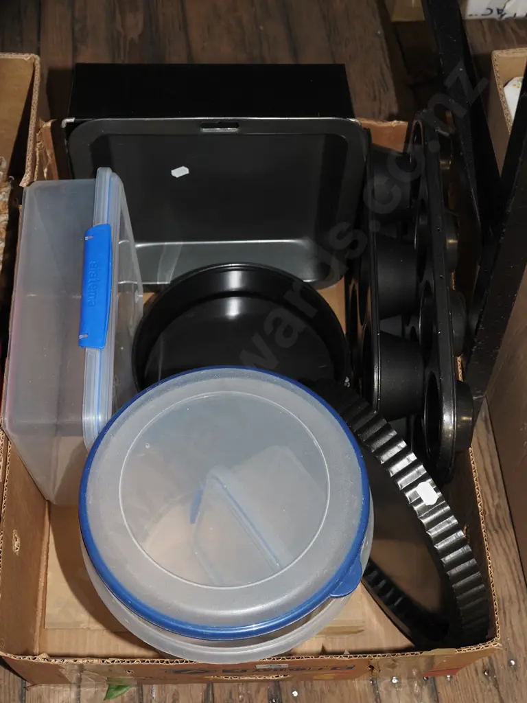box; storage containers, muffin trays etc Image 1++