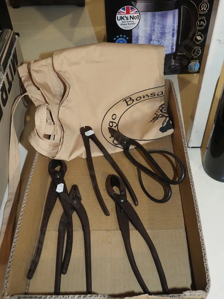box; bonsai clippers, scissors, Otago Bonsai apron Image 1++