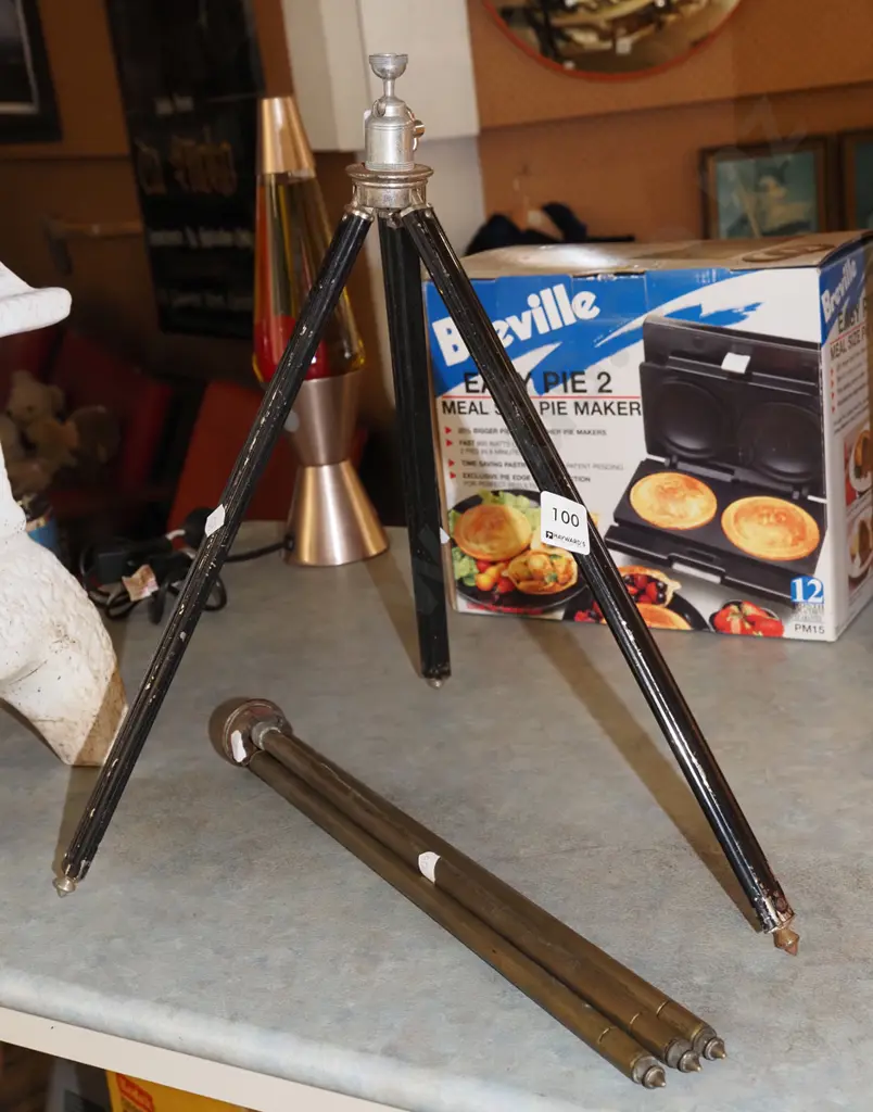 2x vintage camera tripods - faults Image 1++