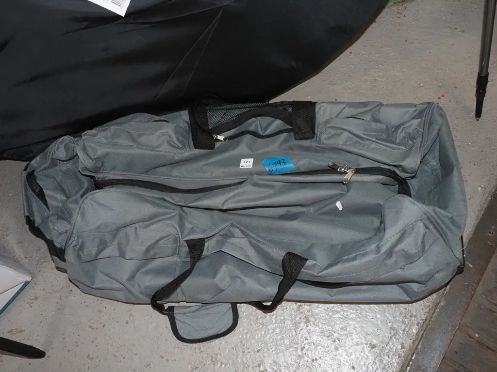 grey holdall on wheels Image 1++