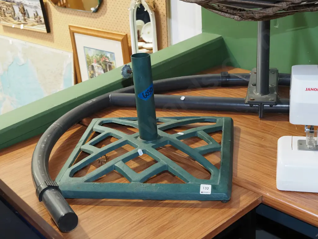 cast iron sun umbrella stand Image 1++