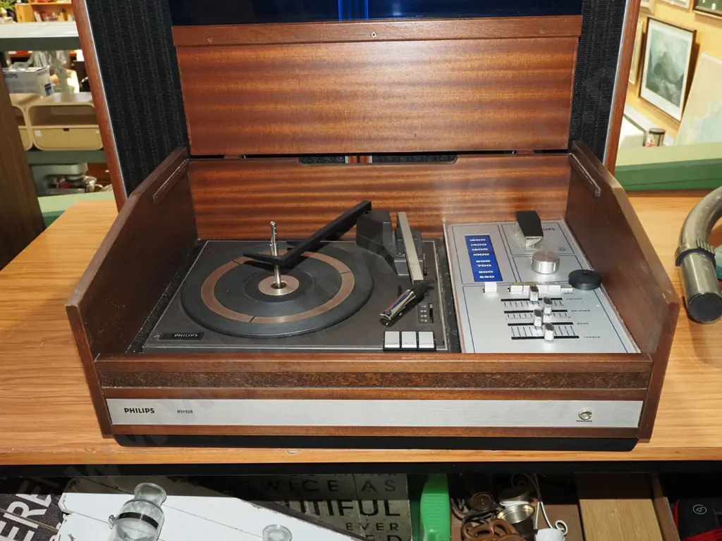 Phillips turntable and radio and 2x Awa speakers Image 1++