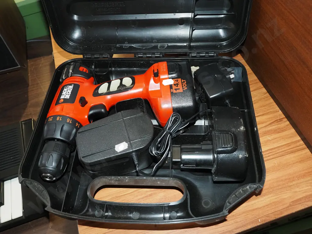 cased Black & Decker 14v battery drill Image 1++