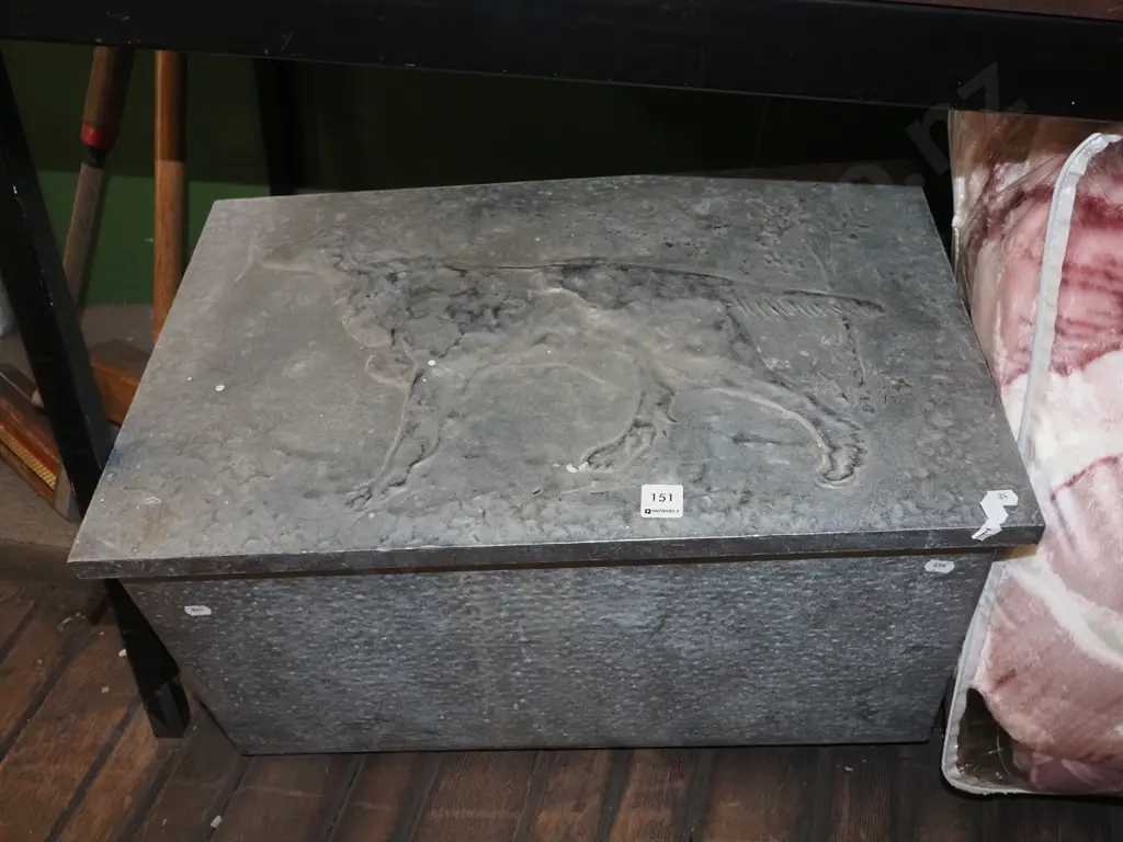 beaten metal hunting dog themed wood box H330 Image 1++