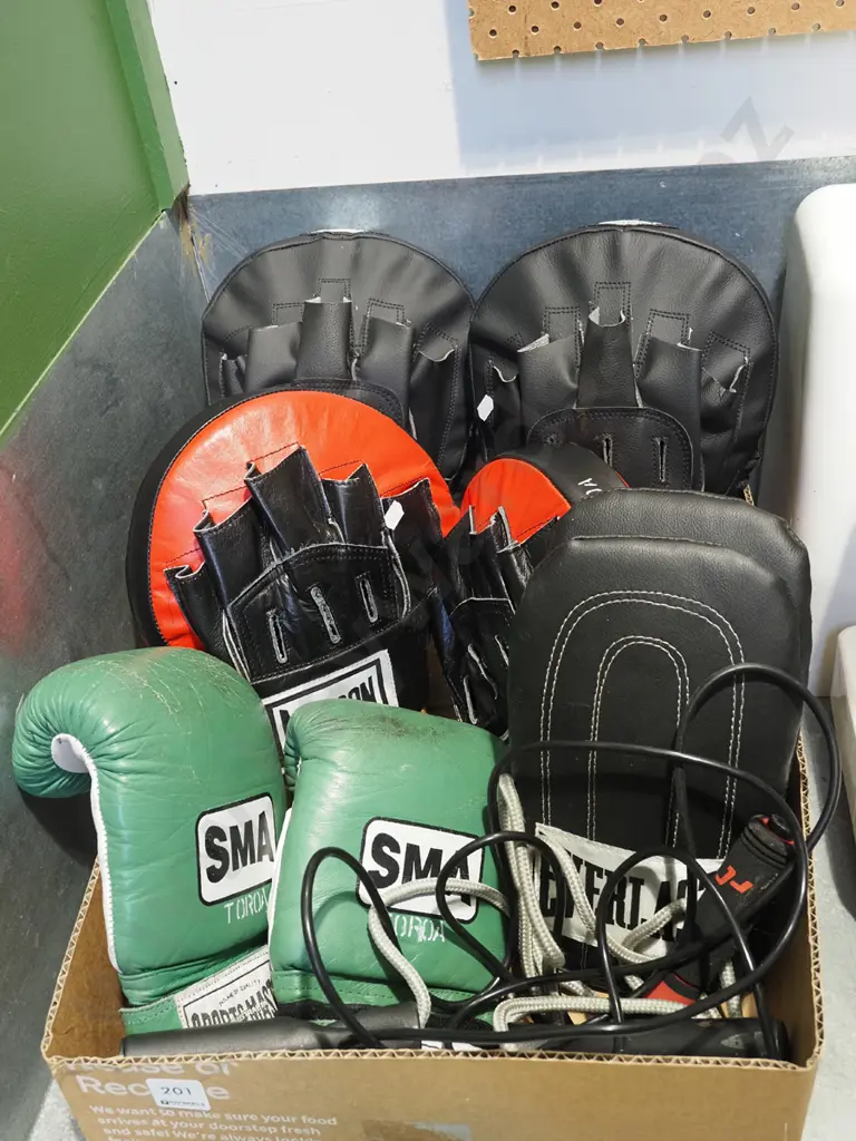 box; skipping ropes, boxing gloves, pads Image 1++