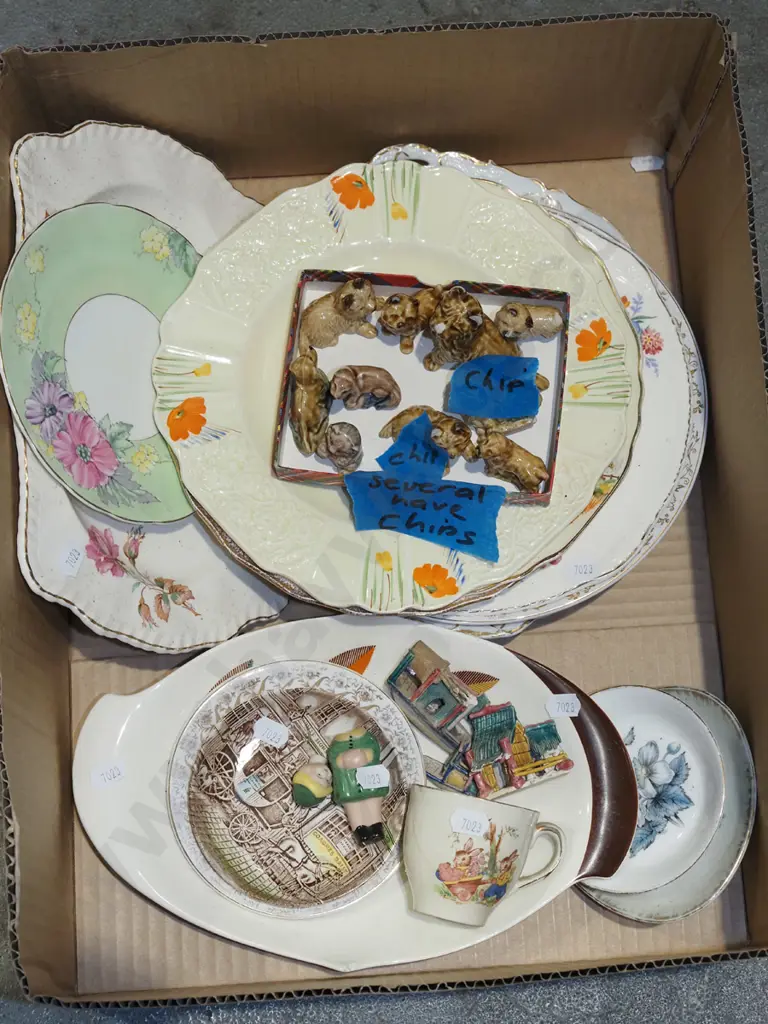 box; plates, bowls, wade whimsies - some chips Image 1++