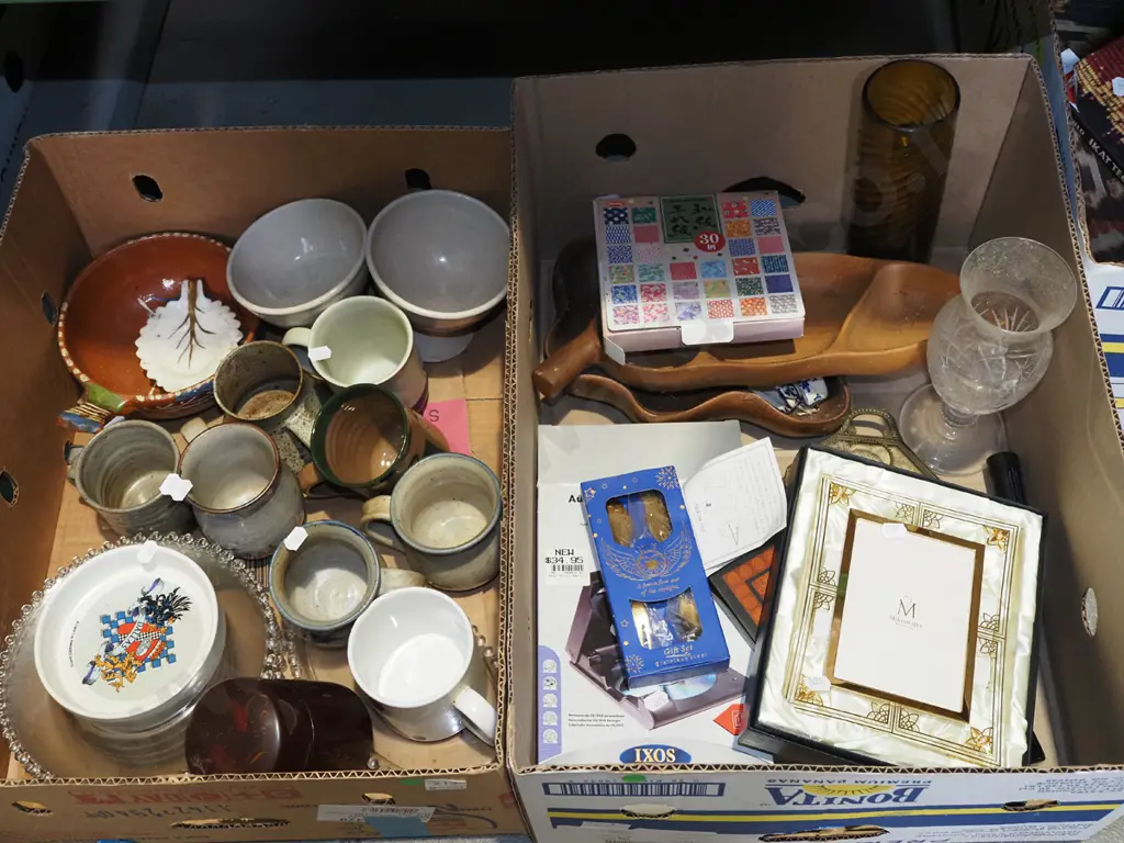 2x boxes; coffee cups, comports, bowls, CD cleaner, wooden bowls etc - green dots Image 1++
