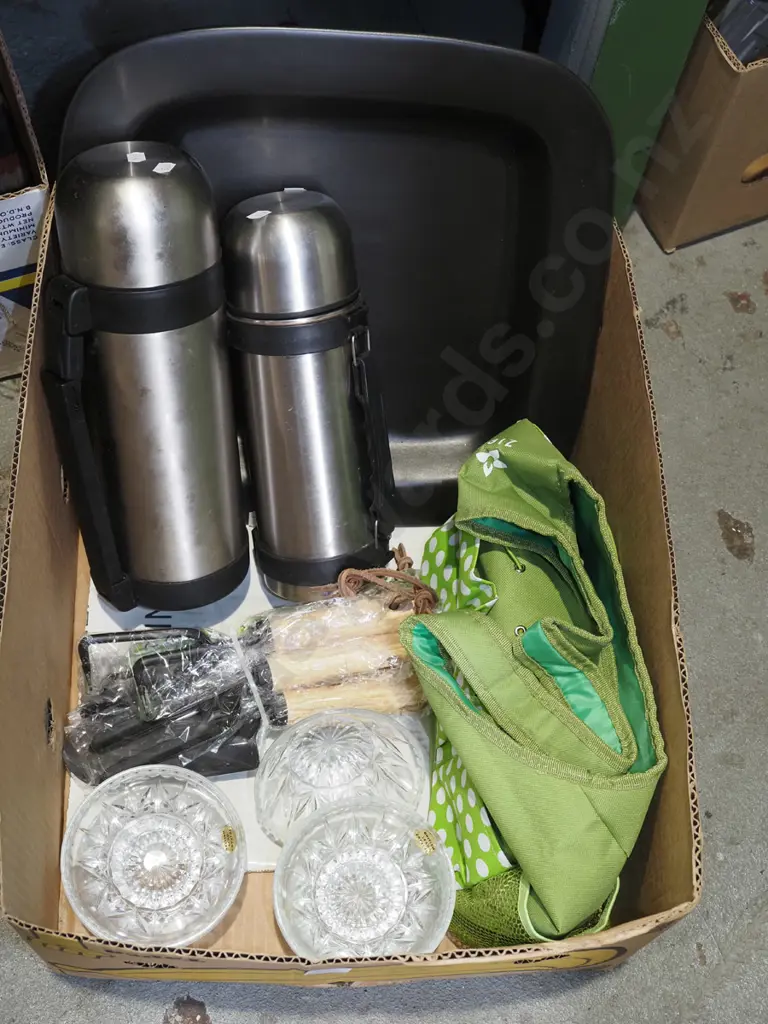 box; thermoses, serving platter, gardening bag etc Image 1++