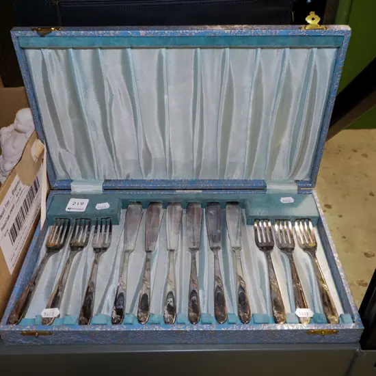 cased fish set