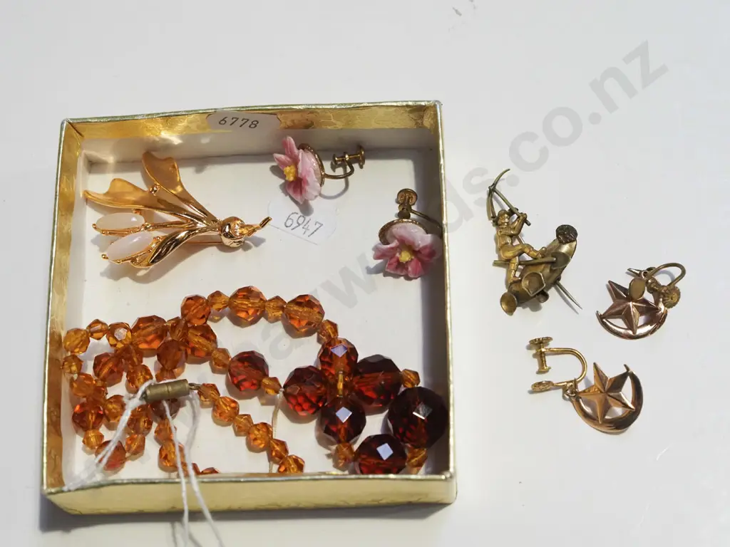 box of costume jewellery Image 1++