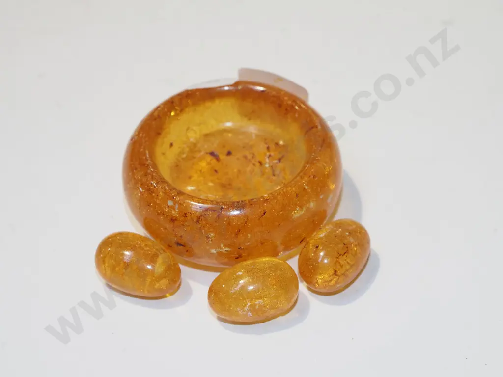 small kauri gum bowl with eggs Image 1++