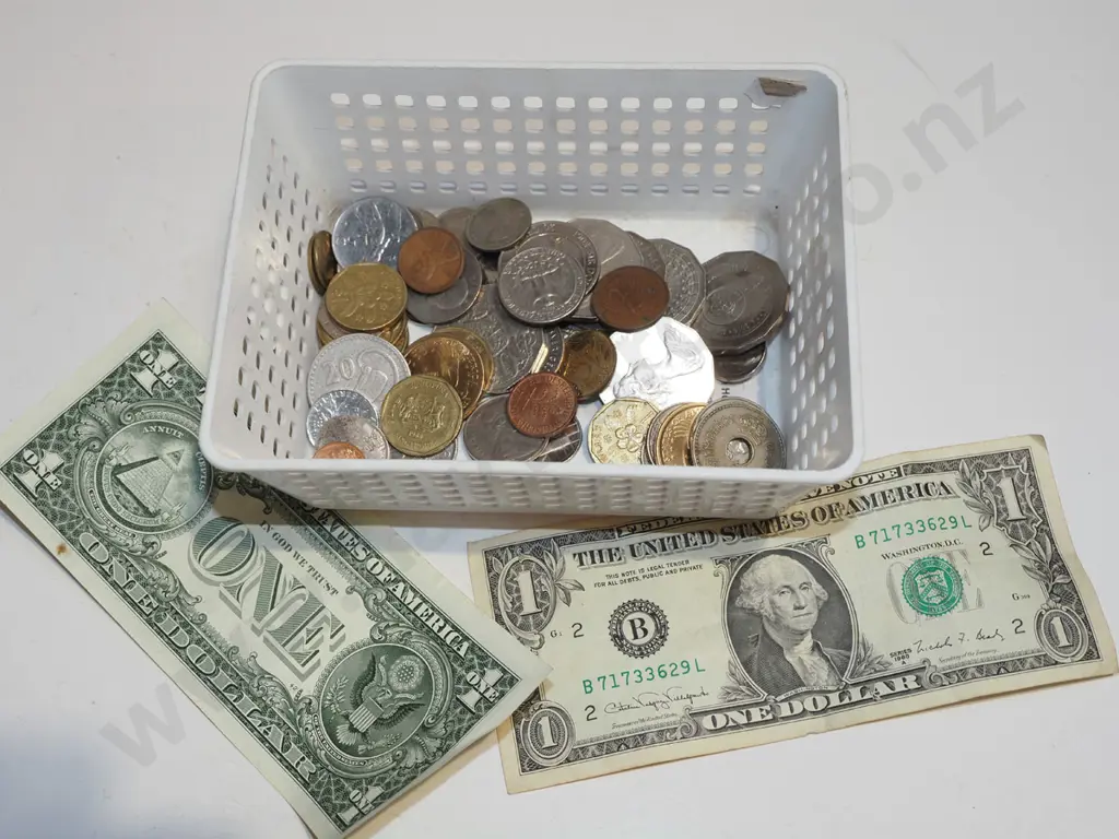 tray of coins & bank notes Image 1++