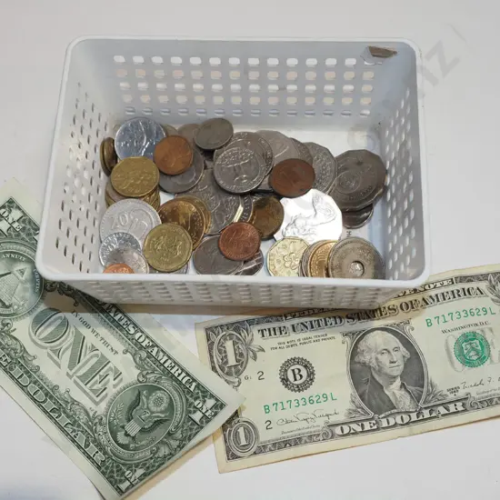 tray of coins & bank notes
