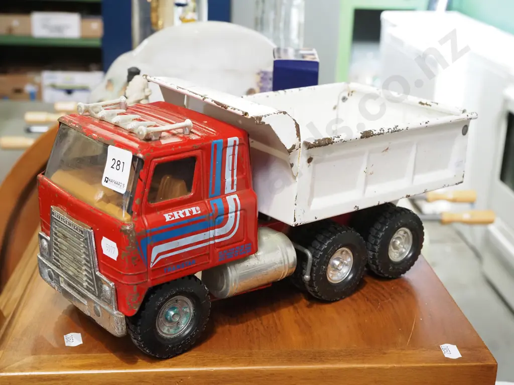 ERTL tin toy dump truck L330 Image 1++
