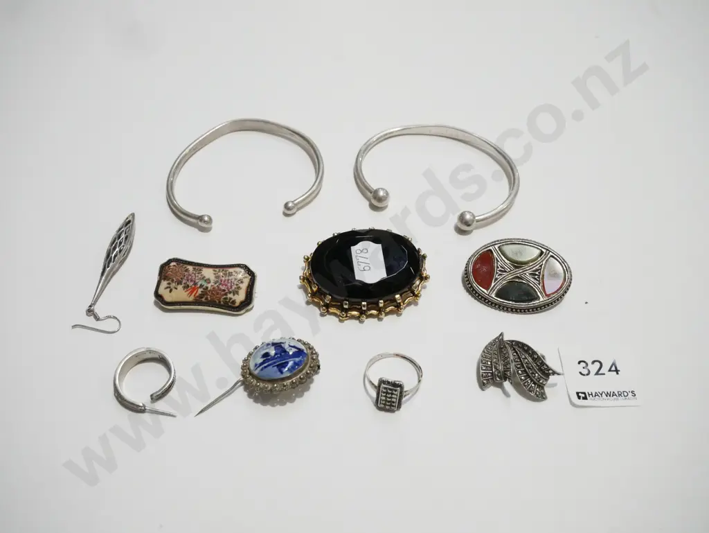 tray of costume jewellery; including 2x sterling slave bangles, marquisite items etc Image 1++