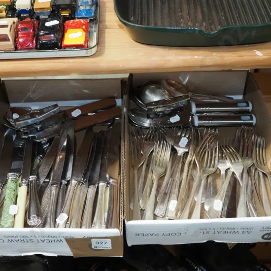 2x boxes of cutlery