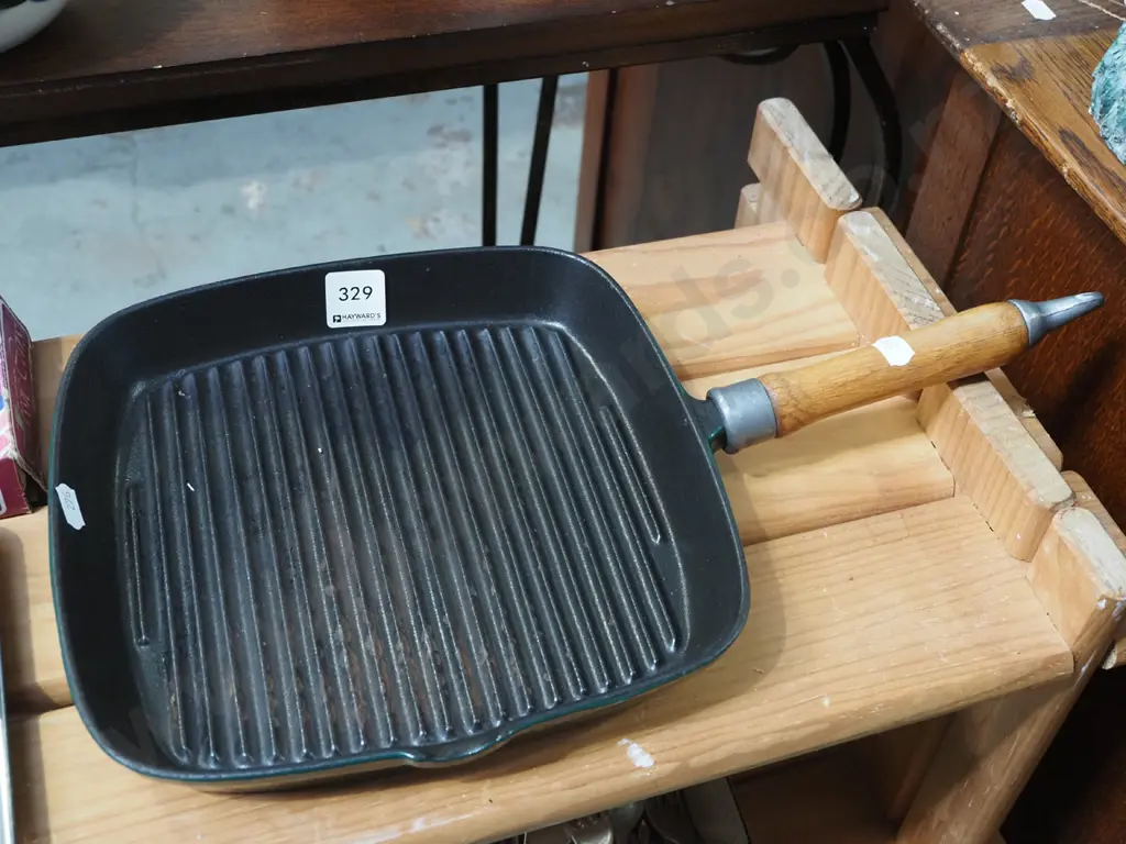 cast iron and enamel skillet with wooden handle Image 1++